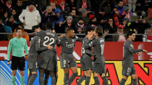 Bellingham e Mbapp&eacute; d&atilde;o vit&oacute;ria ao Real Madrid sobre o Girona; Bar&ccedil;a trope&ccedil;a
