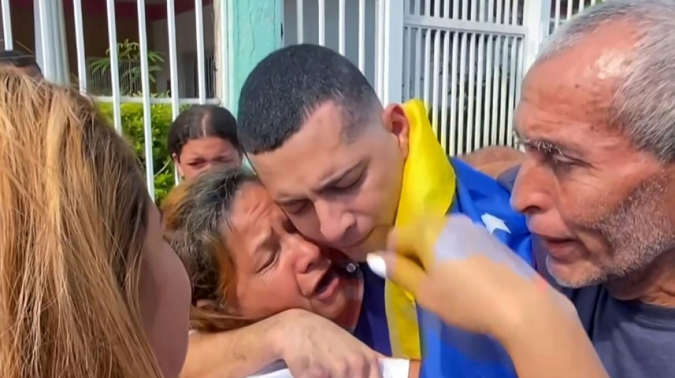 El abrazo entre una madre venezolana y su hijo recién liberado de la megacárcel salvadoreña