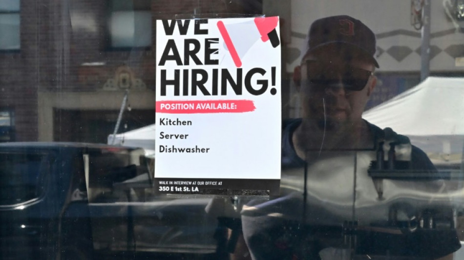 Setor privado dos EUA sofre primeira redução de empregos em anos