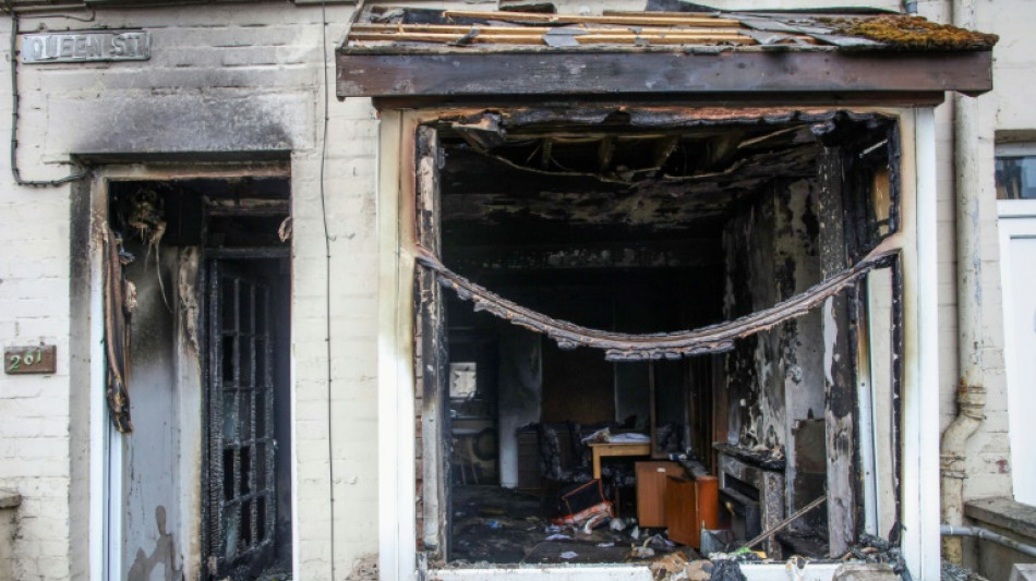 Nordirische Stadt dritte Nacht in Folge Schauplatz ausl&auml;nderfeindlicher Ausschreitungen