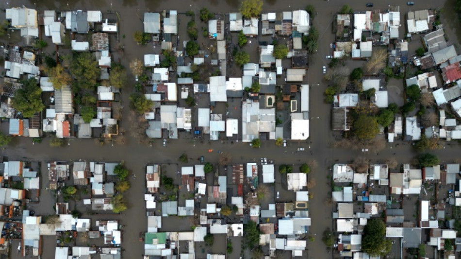 Tres desaparecidos y casi 3.000 evacuados por inundaciones en Argentina