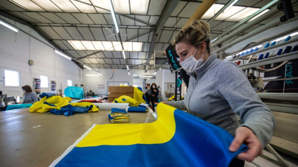 D'Argentan &agrave; Bordeaux, les ventes de drapeaux ukrainiens s'envolent