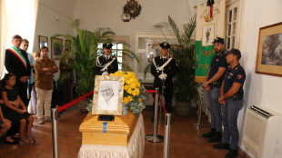 Addio a Peppino di Capri, il feretro accolto dagli applausi nella camera ardente