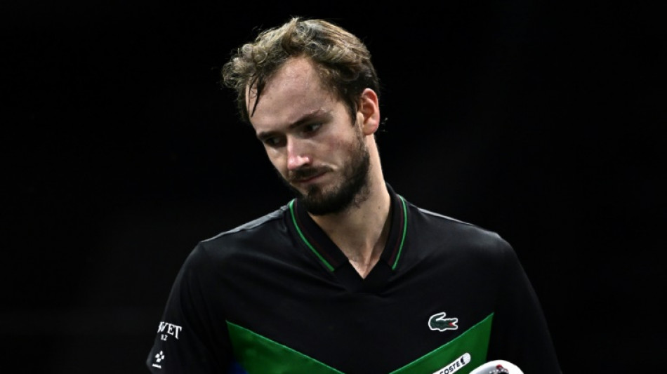 Medvedev perde na estreia e &eacute; eliminado do Masters 1000 de Paris