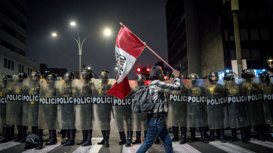 Per&ugrave;: manifestazione di protesta a Lima, 75 feriti