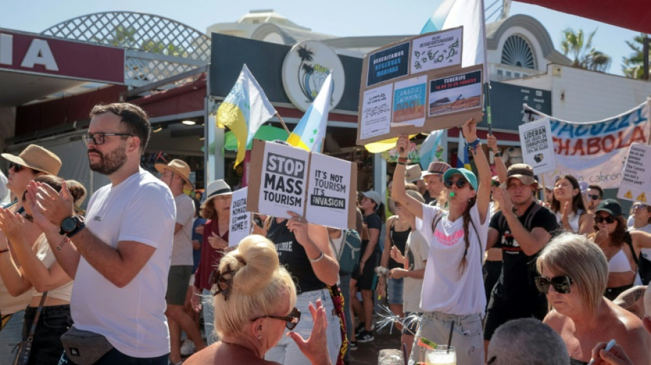 "Canarias ya no es un para&iacute;so": miles de personas se manifiestan contra el turismo masivo