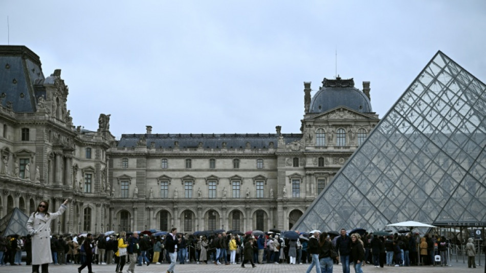 Vol de bijoux au Louvre: les cambrioleurs traqués, le musée sous pression