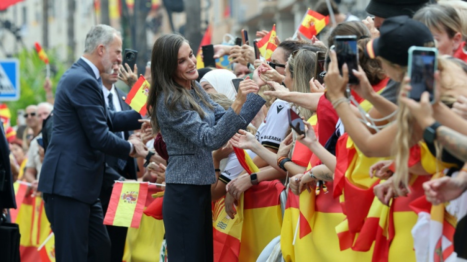 Reis da Espanha t&ecirc;m recep&ccedil;&atilde;o calorosa durante visita a Ceuta