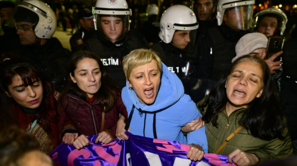 Detienen a decenas de manifestantes en una protesta feminista en Turqu&iacute;a