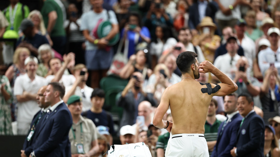 Wimbledon: Djokovic batte Tsitsipas e va al terzo turno