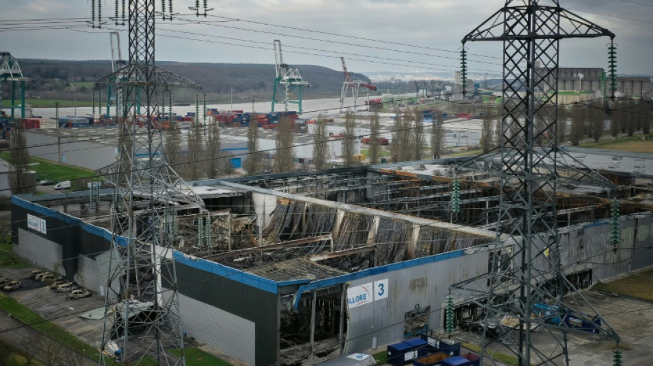 La pollution des eaux sous un entrep&ocirc;t Bollor&eacute; incendi&eacute; en 2023 suscite l'inqui&eacute;tude