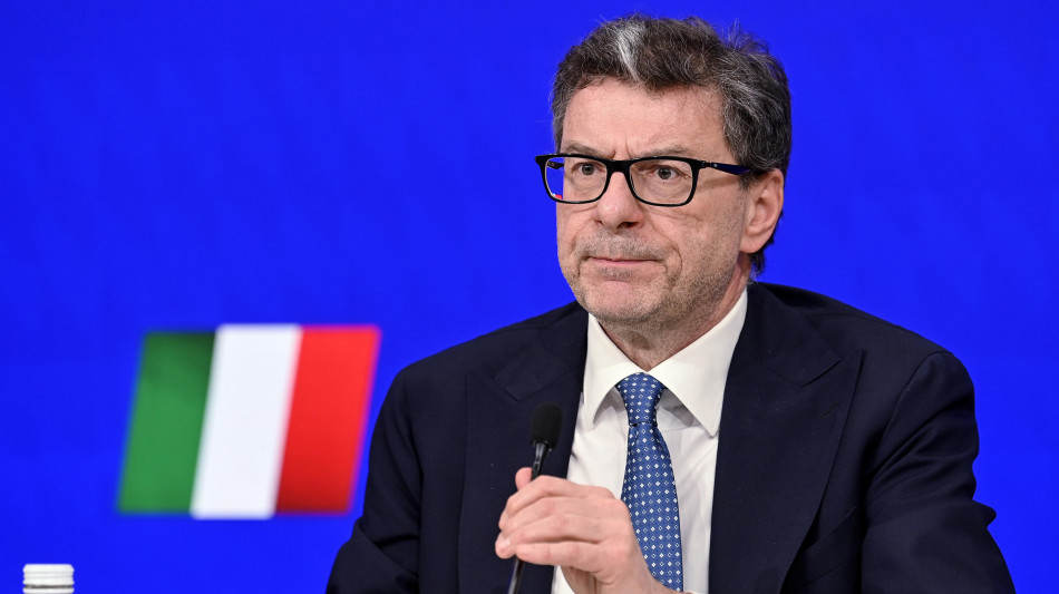 Giorgetti, 'lavoriamo per la stabilit&agrave; del debito'