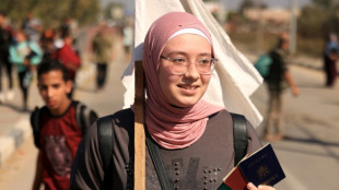 Moradores de Gaza fogem a p&eacute; de bombardeios israelenses com bandeiras brancas