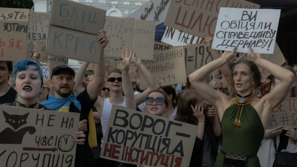 "Une Ukraine libre": à Kiev, la rue se soulève contre la loi menaçant les agences anticorruption