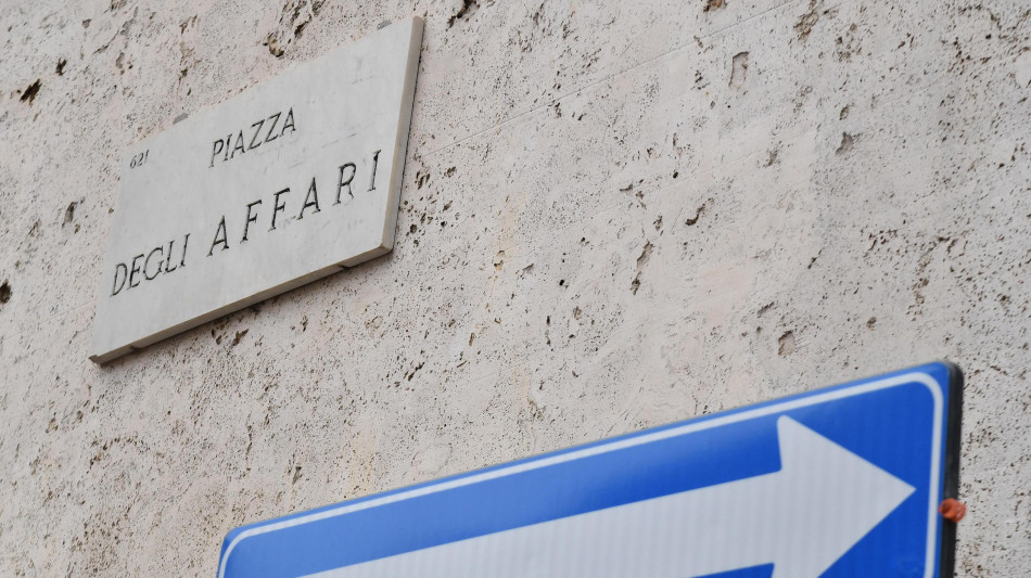 Borsa: Milano debole (-0,4%), sale Snam, realizzi su Stellantis