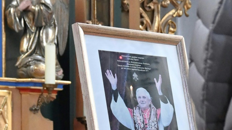 Beno&icirc;t XVI, "totalement lucide", dans un &eacute;tat grave mais "stable"