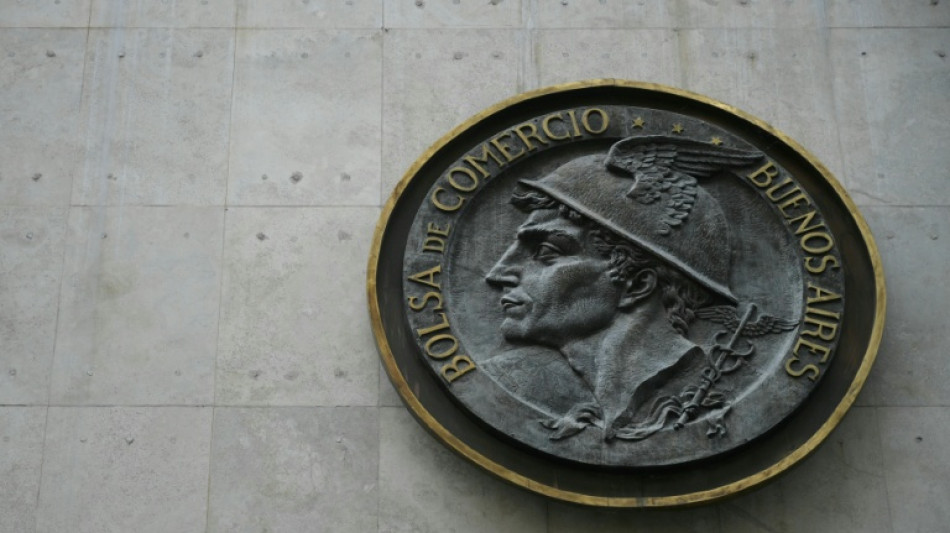 Argentina oficializa el millonario financiamiento de EEUU a días de unas cruciales elecciones