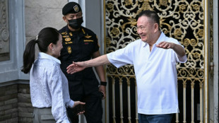 Ex-primeiro-ministro tailand&ecirc;s Thaksin Shinawatra deixa a pris&atilde;o