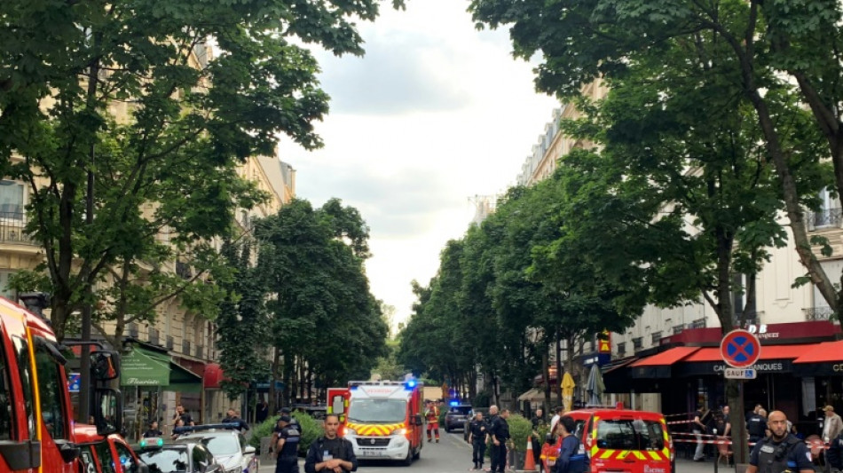 Une voiture percute une terrasse &agrave; Paris: un mort, la piste de l'accident privil&eacute;gi&eacute;e