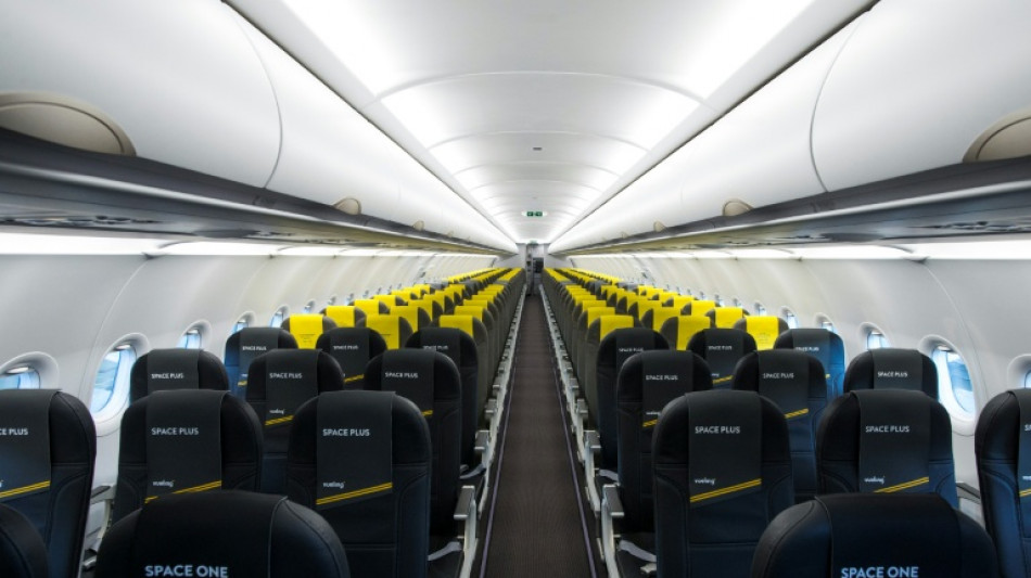 Un grupo de adolescentes judíos franceses son desembarcados de un avión en España