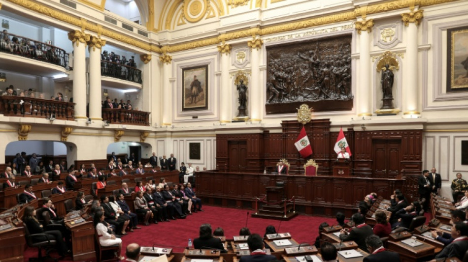 Escándalo en el Congreso de Perú por la legisladora "cortauñas" 