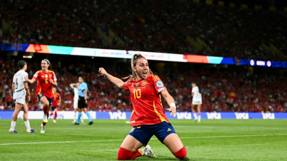 Athenea del Castillo, un verso libre que aprende cómo liderar la Roja