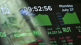 Wall Street cl&ocirc;ture dans le rouge, surveille la hausse du p&eacute;trole
