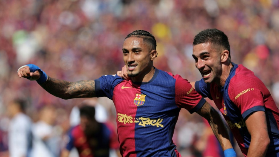 Raphinha renova com Barcelona at&eacute; 2028