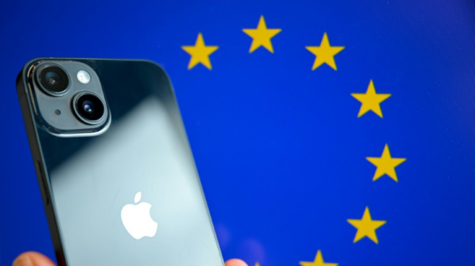UE anuncia multas elevadas contra Apple e Meta