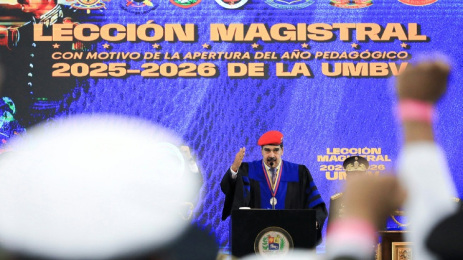 Maduro recibe un doctorado militar en pleno despliegue de buques de guerra de EEUU