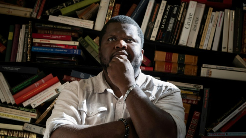 Affaire Th&eacute;lyson Or&eacute;lien: un de ses accusateurs se d&eacute;voile, la promotion du livre suspendue au Canada