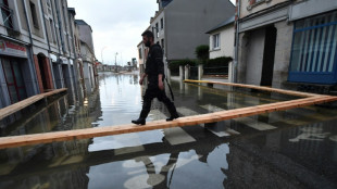 Inondations dans l'Ouest: l'eau monte moins que pr&eacute;vu, trois d&eacute;partements restent en vigilance rouge