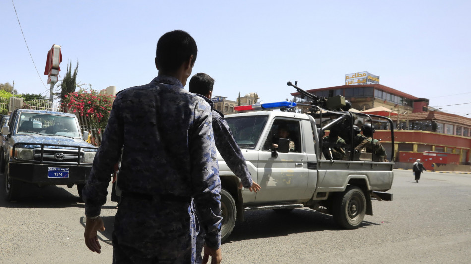 Usa, Houthi lanciano droni e missili contro le navi