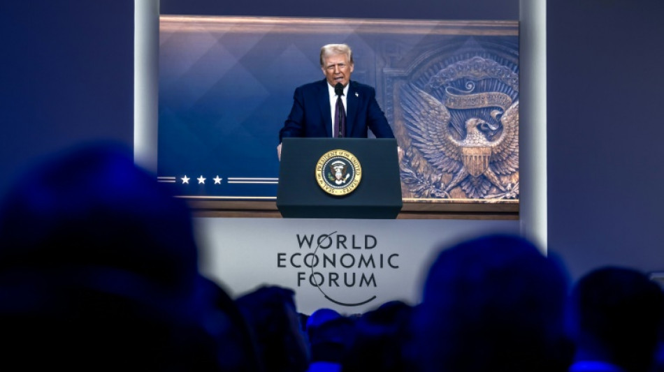 Trump amea&ccedil;a empres&aacute;rios reunidos em Davos com tarifas se produtos n&atilde;o forem produzidos nos EUA
