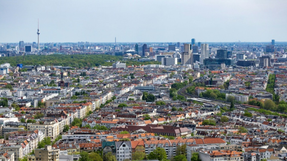 Miles de hogares siguen sin electricidad en Berlín por un incendio