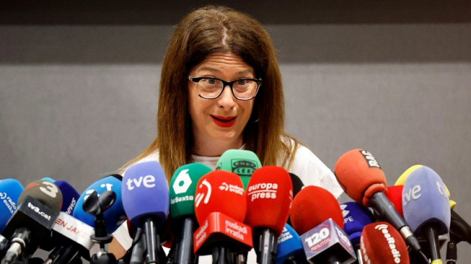 Una militante socialista espa&ntilde;ola intenta sofocar un nuevo esc&aacute;ndalo