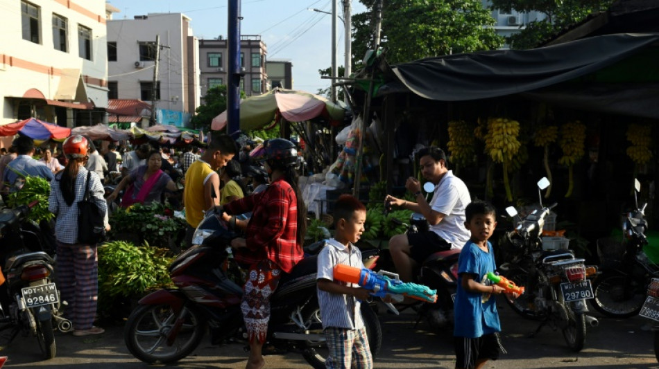 La Birmanie marque la fête de l'eau dans les ruines du séisme