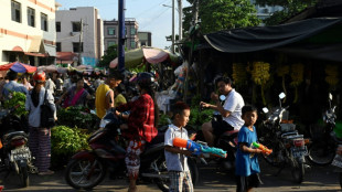 La Birmanie marque la fête de l'eau dans les ruines du séisme
