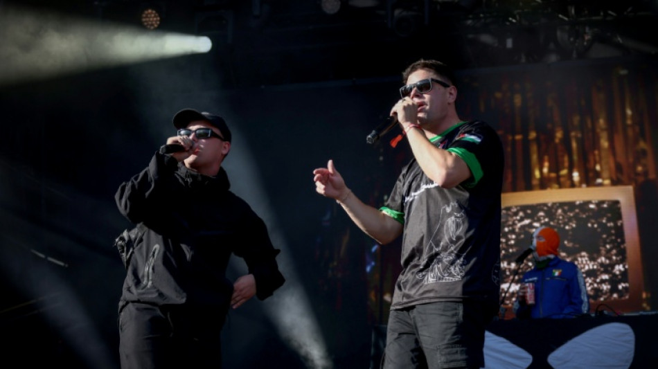 El grupo de rap Kneecap critica la situaci&oacute;n en Gaza durante un concierto en Par&iacute;s