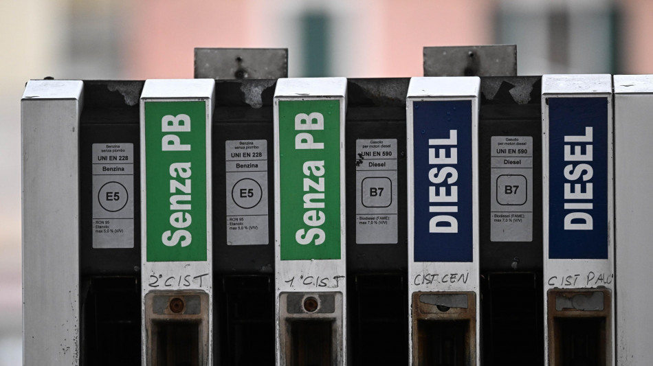 Staffetta, prezzi carburanti crescono, benzina self a 1,719 euro al litro