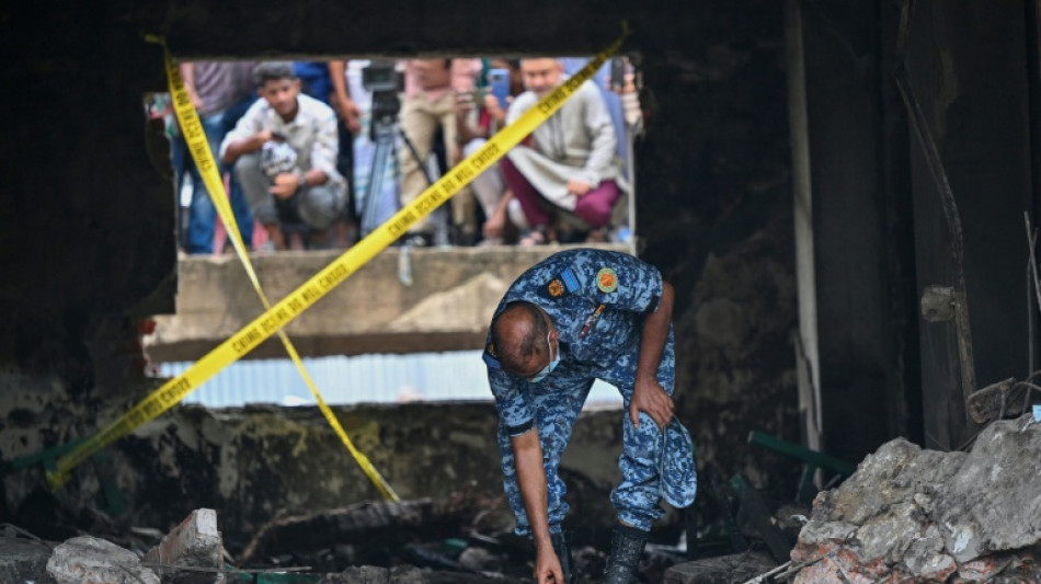 El balance del accidente de avión sobre una escuela de Bangladés sube a 31 muertos