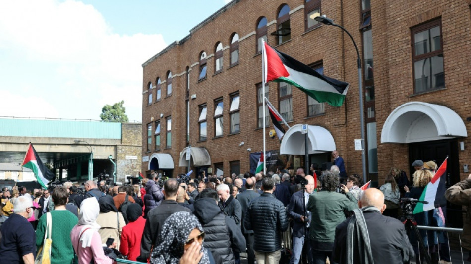 Miss&atilde;o palestina em Londres hasteia bandeira ap&oacute;s reconhecimento do Estado palestino