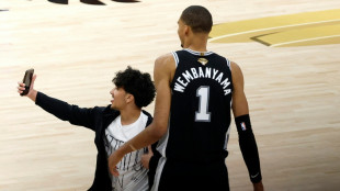 NBA bane permanentemente torcedor que invadiu quadra nas Finais para tirar selfie