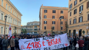Meloni, vicina ad agente ferito, non arretriamo davanti a chi semina violenza