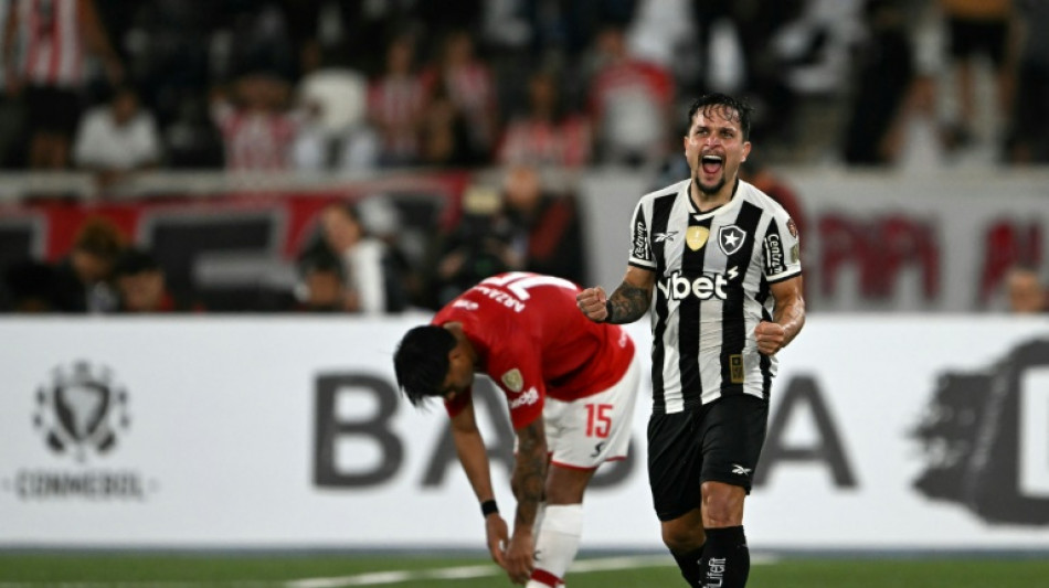 Botafogo vence Estudiantes (3-2) e segue vivo na Libertadores