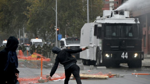 Enfrentamientos y detenidos en la marcha por el D&iacute;a del Trabajo en Chile