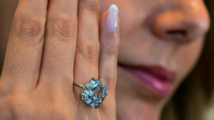 Un raro diamante azul es exhibido en Abu Dabi antes de su subasta