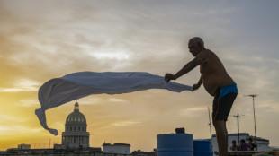 Cubanos dormem em terra&ccedil;os e espa&ccedil;os p&uacute;blicos devido ao calor e aos apag&otilde;es