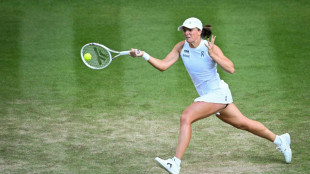 Swiatek into Wimbledon quarter-finals