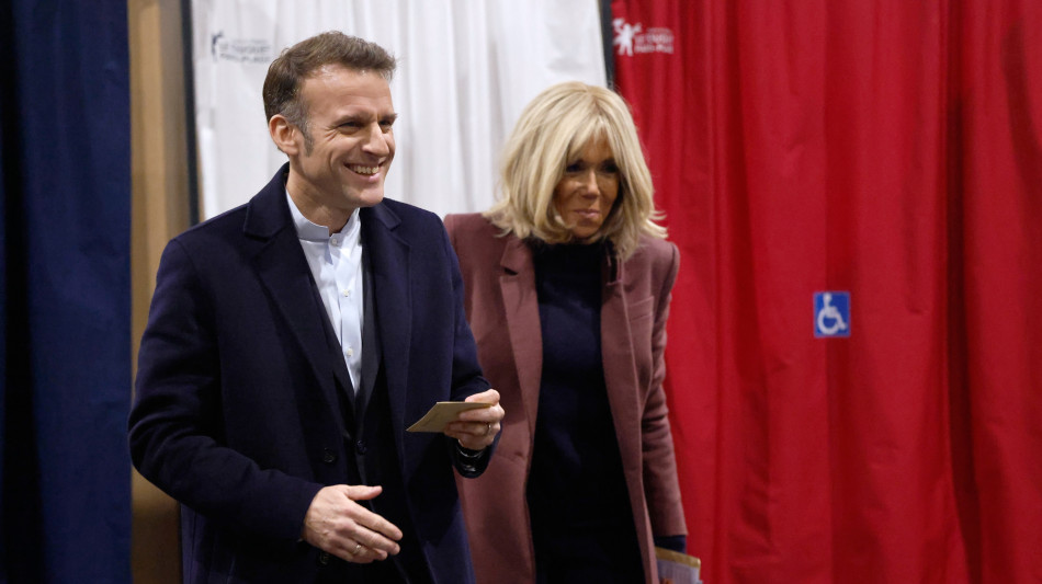 Trump, 'la moglie maltratta Macron'. Lui, 'dichiarazioni non all'altezza'